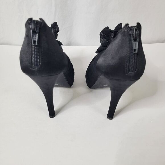 Jacqueline Ferrar Black Ruffle Zipper Back Stiletto Heels Size 7.5M - Picture 3 of 11